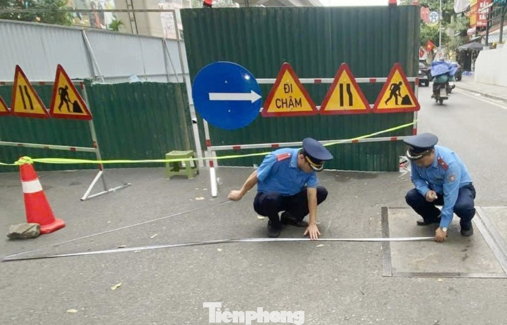 Nội dung kiểm tra của TTGT là xác định vị trí, phạm vi hàng rào được dựng có đúng với giấy phép; công tác đảm bảo trật tự, an toàn giao thông tại vị trí hàng rào có được thực hiện... Nội dung kiểm tra của TTGT là xác định vị trí, phạm vi hàng rào được dựng có đúng với giấy phép; công tác đảm bảo trật tự, an toàn giao thông tại vị trí hàng rào có được thực hiện...