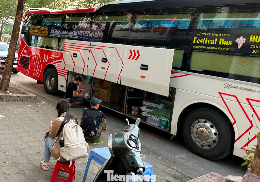 Ghi nhận của PV Tiền Phong trong hai ngày qua, trên tuyến phố này có khá nhiều điểm xe khách dừng đỗ, đón trả khách, bốc dỡ hàng. Ghi nhận của PV Tiền Phong trong hai ngày qua, trên tuyến phố này có khá nhiều điểm xe khách dừng đỗ, đón trả khách, bốc dỡ hàng.