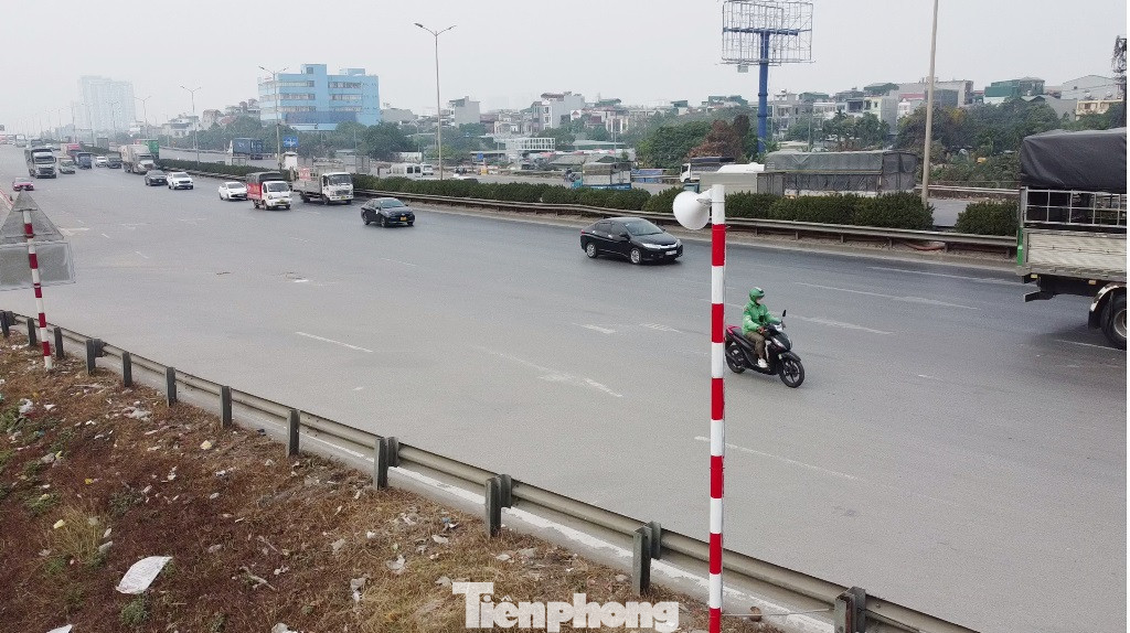 Loa phát thanh được treo trên một cột sắt được sơn màu trắng đó, do có công suất lớn nên cách đầu cầu khoảng nửa cây số, người tham gia bằng xe máy đã nghe tiếng phát ra từ loa.