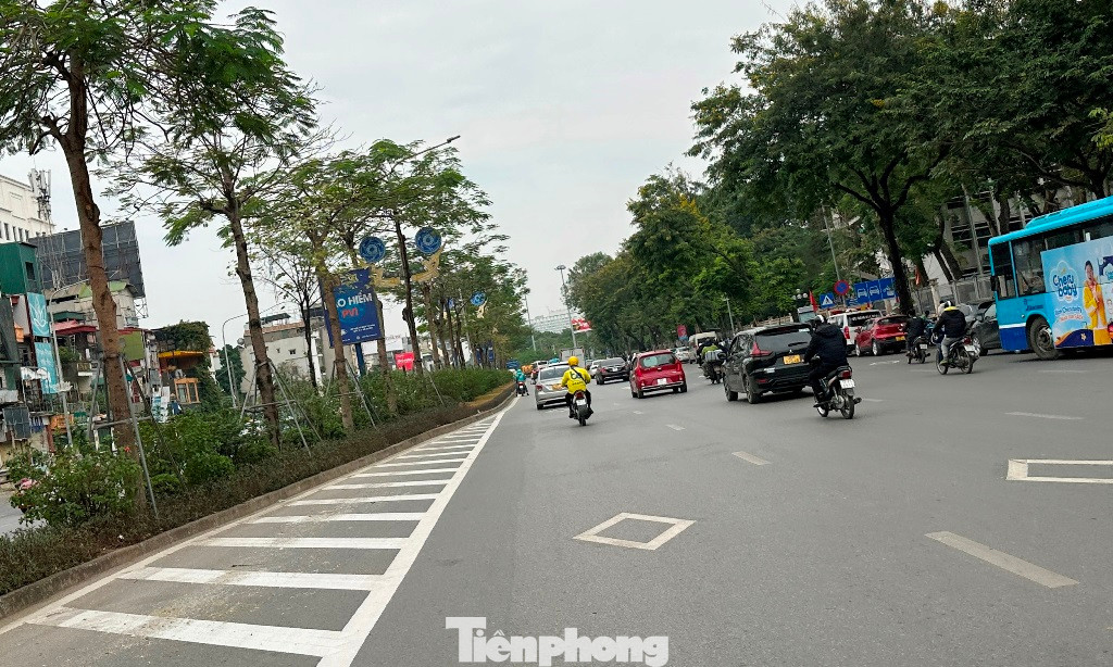 Làn đường được sơn kẻ lại.