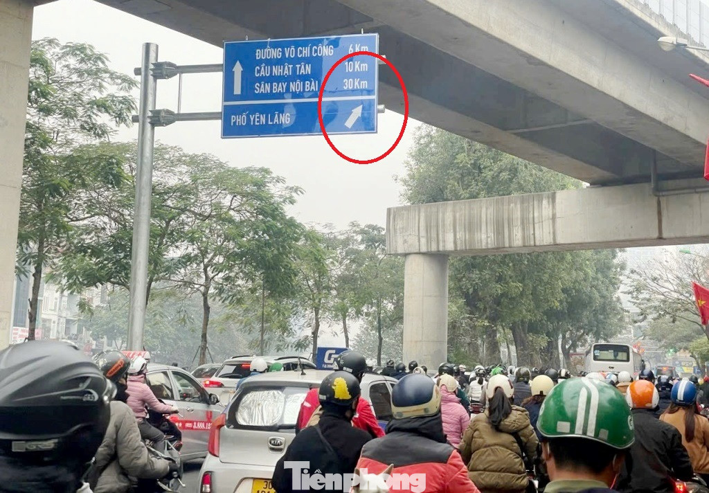 Để giảm ùn tắc cho nút giao đường Láng - Yên Lãng, sau một thời gian cải tạo, tuyến đường nằm ở gầm đường tàu Cát Linh - Hà Nội đã hoàn thành và được Sở GTVT Hà Nội cắm biển thực hiện phân luồng cho xe di chuyển từ sáng 30/12 Để giảm ùn tắc cho nút giao đường Láng - Yên Lãng, sau một thời gian cải tạo, tuyến đường nằm ở gầm đường tàu Cát Linh - Hà Nội đã hoàn thành và được Sở GTVT Hà Nội cắm biển thực hiện phân luồng cho xe di chuyển từ sáng 30/12