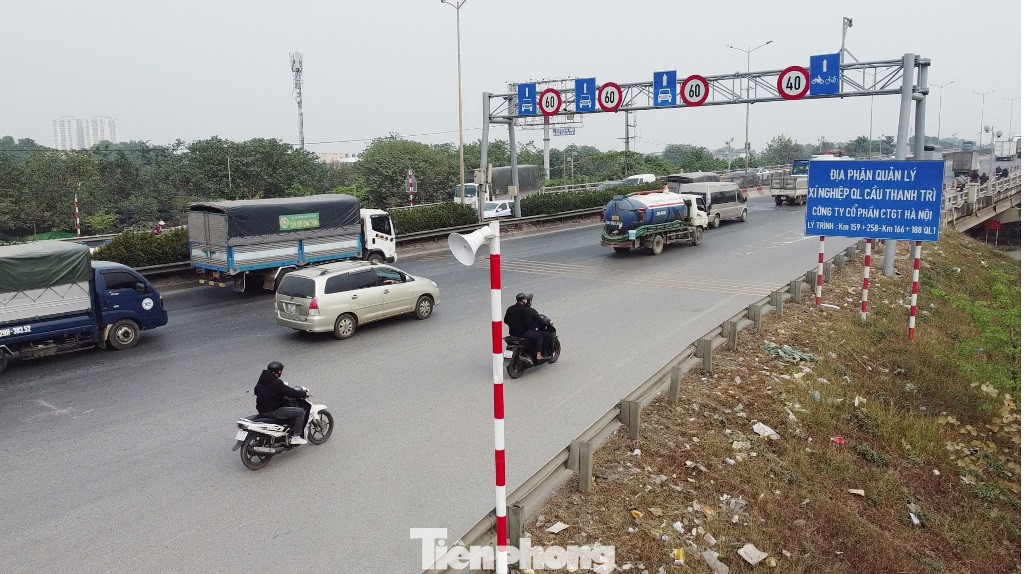 Nội dung phát là tuyên truyền về đảm bảo trật tự, ATGT, được đọc qua một phát thanh viên là nữ, gồm: "Các phương tiện chú ý kiểm soát tốc độ, giữ khoảng khách, cấm vượt, cấm lấn làn để đảm bảo an toàn...". Nội dung này được tua đi, tua lại cả ngày.