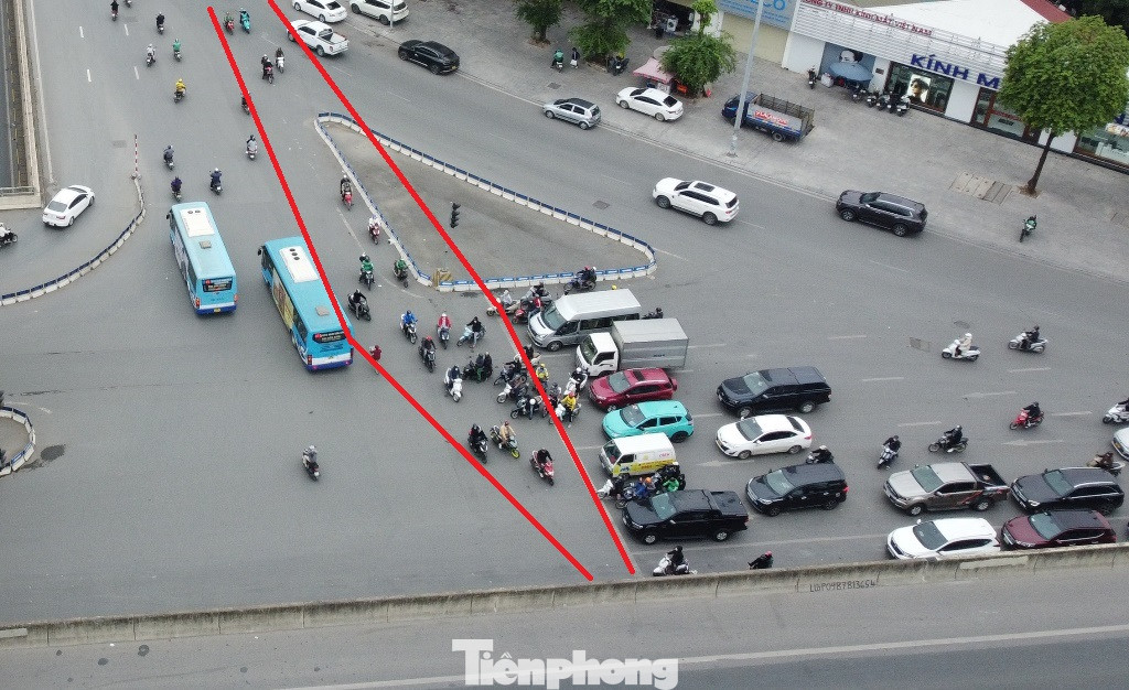 Nguyên nhân chủ quan thứ ba, vấn nạn xe máy đi ngược chiều, vượt đèn đỏ gây xung đột giao thông tại nút giao này (khung đỏ) vẫn đang diễn ra nhưng cơ quan chức năng chưa ngăn chặn, xử lý hiệu quả.