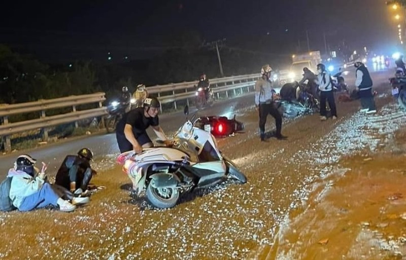 Công trường thi công sửa chữa mặt đường QL1A đoạn qua huyện Thường Tín thiếu đảm bảo an toàn gây tai nạn giao thông về đêm những ngày vừa qua. Công trường thi công sửa chữa mặt đường QL1A đoạn qua huyện Thường Tín thiếu đảm bảo an toàn gây tai nạn giao thông về đêm những ngày vừa qua.