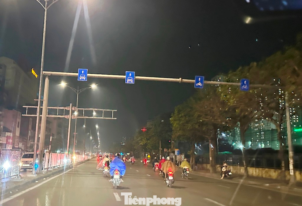 Tại hệ thống biển báo giao thông trên đường Giải Phóng lâu nay là loại cột tay vươn dài, biển báo tổ chức giao thông nhỏ, khó xem, khó quan sát, nhất là về ban đêm...