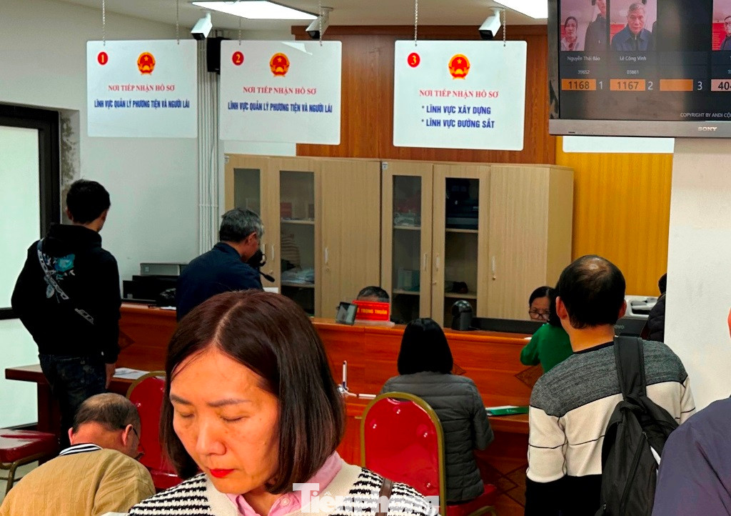 Tại điểm cấp đổi GPLX của Sở GTVT Hà Nội mỗi bên có 3 cửa (đánh số 1, 2, 3) tiếp nhận hồ sơ, trả kết quả, nhưng luôn trong tình trạng đông đúc. Tại điểm cấp đổi GPLX của Sở GTVT Hà Nội mỗi bên có 3 cửa (đánh số 1, 2, 3) tiếp nhận hồ sơ, trả kết quả, nhưng luôn trong tình trạng đông đúc.