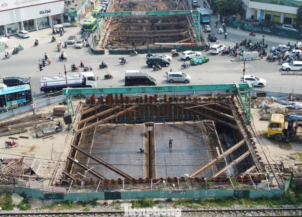 Ngày 13/11, tại hiện trường dự án, PV Tiền Phong ghi nhận, các đơn vị thi công đang đổ các đốt hầm chính để đi ngầm qua đường Giải Phóng sang Kim Đồng. Ban Quản lý dự án đầu tư xây dựng công trình giao thông Hà Nội (chủ đầu tư) cho biết, tiến độ dự án được đạt khoảng 60% và sẽ thông xe vào năm 2025.