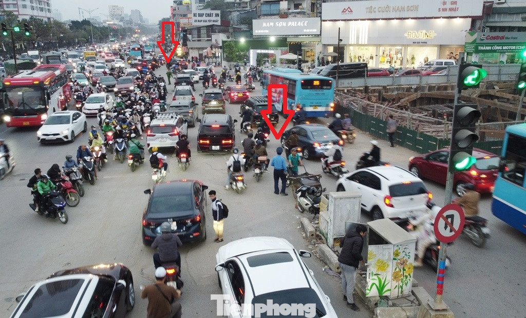 Trong giờ cao điểm chiều qua và sáng nay, phương tiện đi lại đông khiến việc điều tiết giao thông gặp khó khăn, vất vả. Trong giờ cao điểm chiều qua và sáng nay, phương tiện đi lại đông khiến việc điều tiết giao thông gặp khó khăn, vất vả.