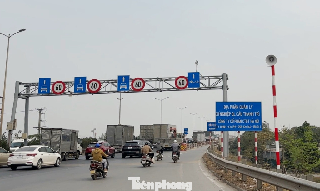 Còn một số người đi xe máy cho biết, khi tham gia trên đường và trên cầu người điều khiển phương tiện sẽ chú ý biển báo, vạch kẻ đường, ít chú ý đến âm thanh khác. Với các loa được lắp đặt trên cầu Thanh Trì, người dân có ý kiến, chỉ nên lắp trong khu vực đô thị để phục vụ trong khu dân cư, cần tránh việc tiếng loa đang át tiếng còi xe, sự cảnh báo của phương tiện tham gia giao thông khác...