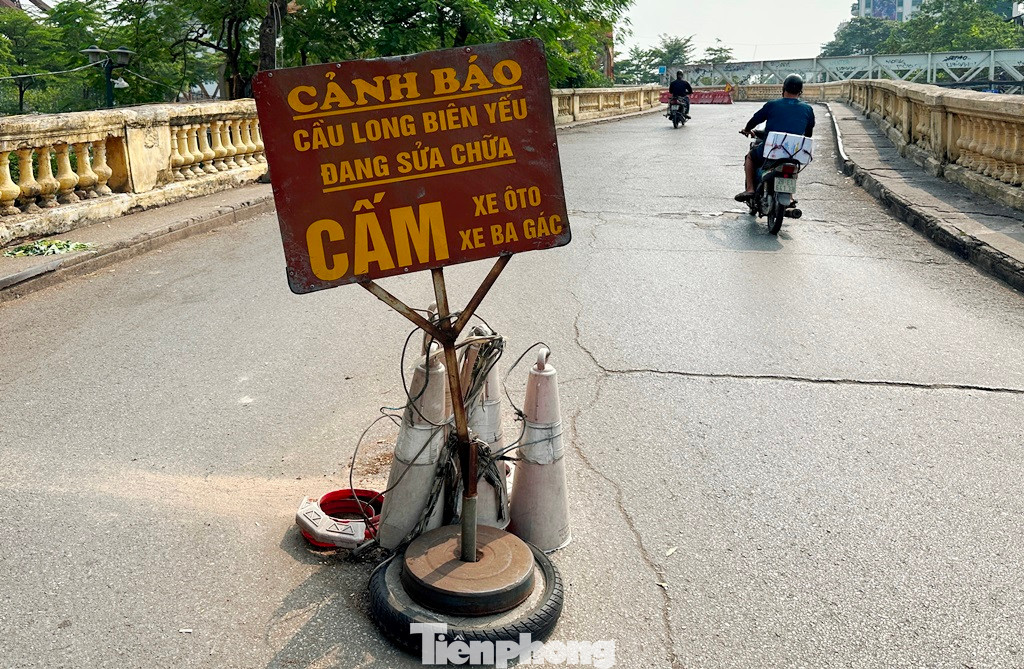 Do cầu hư hỏng, yếu và luôn trong tình trạng sửa chữa nên hai đầu cầu được dựng biển báo cấm ô tô, xe ba gác. Trước tình trạng nêu trên, chuyên gia Pháp vừa sang khảo sát, dự kiến sẽ tiếp tục có các giải pháp để khắc phục sự xuống cấp của cầu Long Biên.