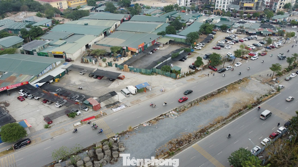 Bên cạnh đó, một số khu đất dự án, bãi đất trống đối diện cổng chính Bệnh viện K, ở phố Phạm Tu cũng xuất hiện nhiều lán che, nhà tạm và công khai nhận gửi ô tô.