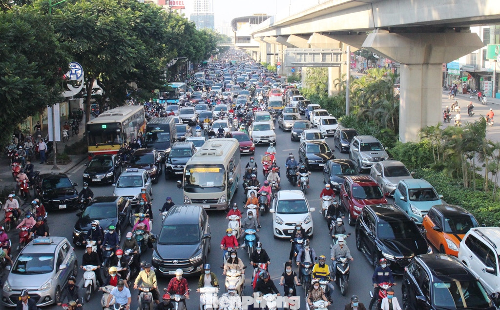 Hà Nội dự kiến sẽ phân vùng hoạt động của phương tiện giao thông và dừng xe máy tại các quận sau năm 2030. Ảnh: T. Đảng.