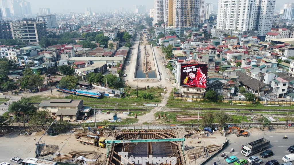 Tuy nhiên, ghi nhận thực tế đường kết nối với hầm chui, đường dẫn xuống hầm đã thi công xong cơ bản. Nhưng đường dự án Vành đai 2,5 kết nối với hầm thì đang thi công dở dang, chưa biết ngày nào xong.