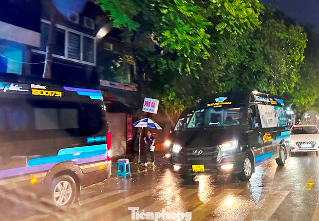 Là văn phòng giao dịch về hành chính nhưng hiện địa điểm này đang có xe hợp đồng dừng đỗ, hoạt động suốt ngày đêm. Là văn phòng giao dịch về hành chính nhưng hiện địa điểm này đang có xe hợp đồng dừng đỗ, hoạt động suốt ngày đêm.