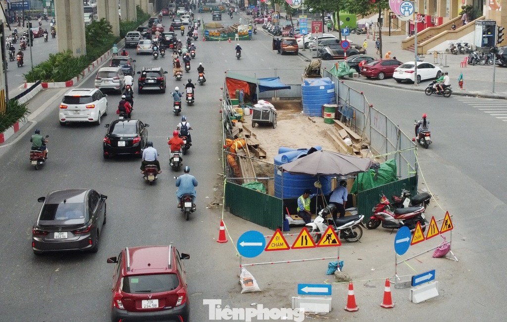 Trong sáng 18/11, các đơn vị thi công đang hoàn thiện hàng rào trên đường Trần Phú cho biết, việc dựng hàng rào tại đây là để phục vụ thi công các hố ga từ số 42.0 đến 42.12 thuộc gói thầu số 04 dự án hệ thống xử lý nước thải Yên Xá. Trong sáng 18/11, các đơn vị thi công đang hoàn thiện hàng rào trên đường Trần Phú cho biết, việc dựng hàng rào tại đây là để phục vụ thi công các hố ga từ số 42.0 đến 42.12 thuộc gói thầu số 04 dự án hệ thống xử lý nước thải Yên Xá.