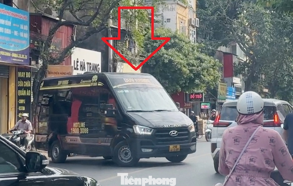 Xe hợp đồng limousine của nhà xe Duy Khang hoạt động và quay đầu tại đường cấm (vạch liền) trên đường phố Hà Nội. Xe hợp đồng limousine của nhà xe Duy Khang hoạt động và quay đầu tại đường cấm (vạch liền) trên đường phố Hà Nội.