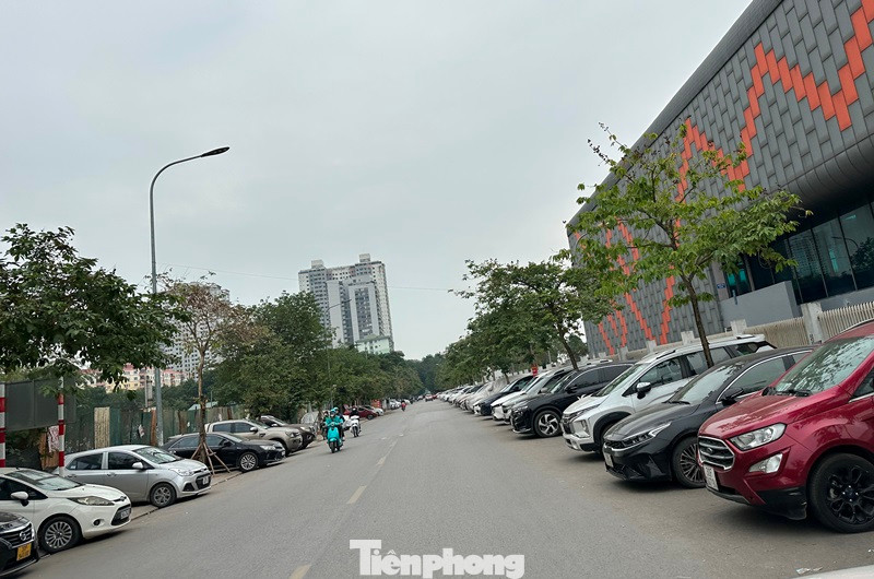 Do chính quyền chưa bố trí được các bãi, điểm trông xe thay thế nên sau khi bãi xe cạnh các tòa nhà HH đóng cửa, xe của người dân đã tràn ra hai bên hè phố, lòng đường Do chính quyền chưa bố trí được các bãi, điểm trông xe thay thế nên sau khi bãi xe cạnh các tòa nhà HH đóng cửa, xe của người dân đã tràn ra hai bên hè phố, lòng đường