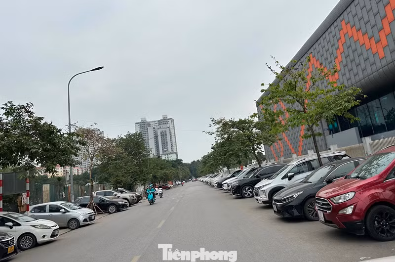 Do chính quyền chưa bố trí được các bãi, điểm trông xe thay thế nên sau khi bãi xe cạnh các tòa nhà HH đóng cửa, xe của người dân đã tràn ra hai bên hè phố, lòng đường Do chính quyền chưa bố trí được các bãi, điểm trông xe thay thế nên sau khi bãi xe cạnh các tòa nhà HH đóng cửa, xe của người dân đã tràn ra hai bên hè phố, lòng đường