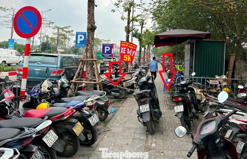 Bên cạnh đó, người dân cũng đặt vấn đề: bãi xe được cấp phép trên vỉa hè thì không ai cho phép đỗ chiếm hết phần đường đi bộ của người dân, cùng với đó là căng dây phong tỏa, chia ô vỉa hè như thế này cả.
