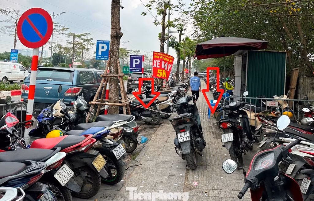 Bên cạnh đó, người dân cũng đặt vấn đề: bãi xe được cấp phép trên vỉa hè thì không ai cho phép đỗ chiếm hết phần đường đi bộ của người dân, cùng với đó là căng dây phong tỏa, chia ô vỉa hè như thế này cả. Bên cạnh đó, người dân cũng đặt vấn đề: bãi xe được cấp phép trên vỉa hè thì không ai cho phép đỗ chiếm hết phần đường đi bộ của người dân, cùng với đó là căng dây phong tỏa, chia ô vỉa hè như thế này cả.