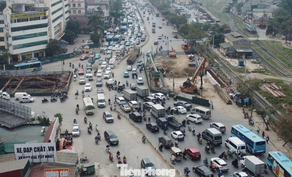 Ùn tắc trên cả hai chiều đường Giải Phóng đổ về nút giao đến thời điểm 11h sáng nay.