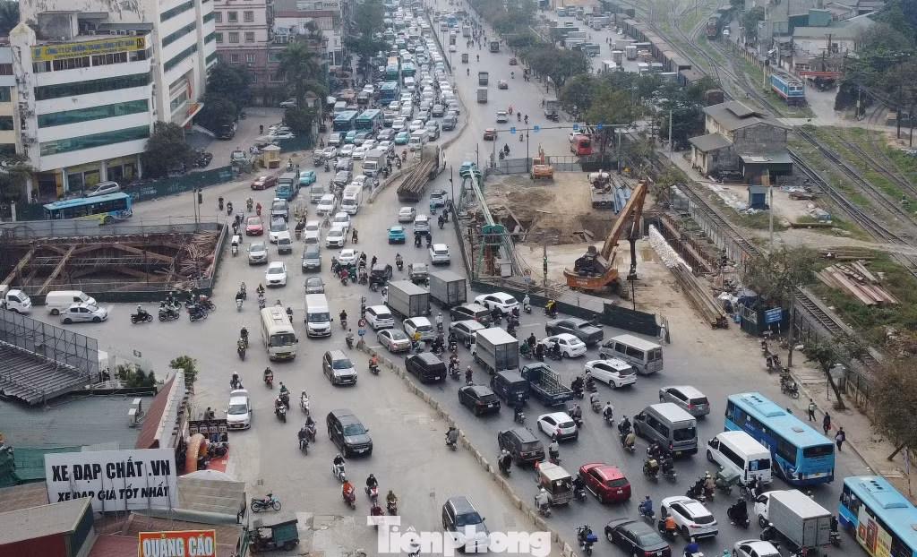 Ùn tắc trên cả hai chiều đường Giải Phóng đổ về nút giao đến thời điểm 11h sáng nay.