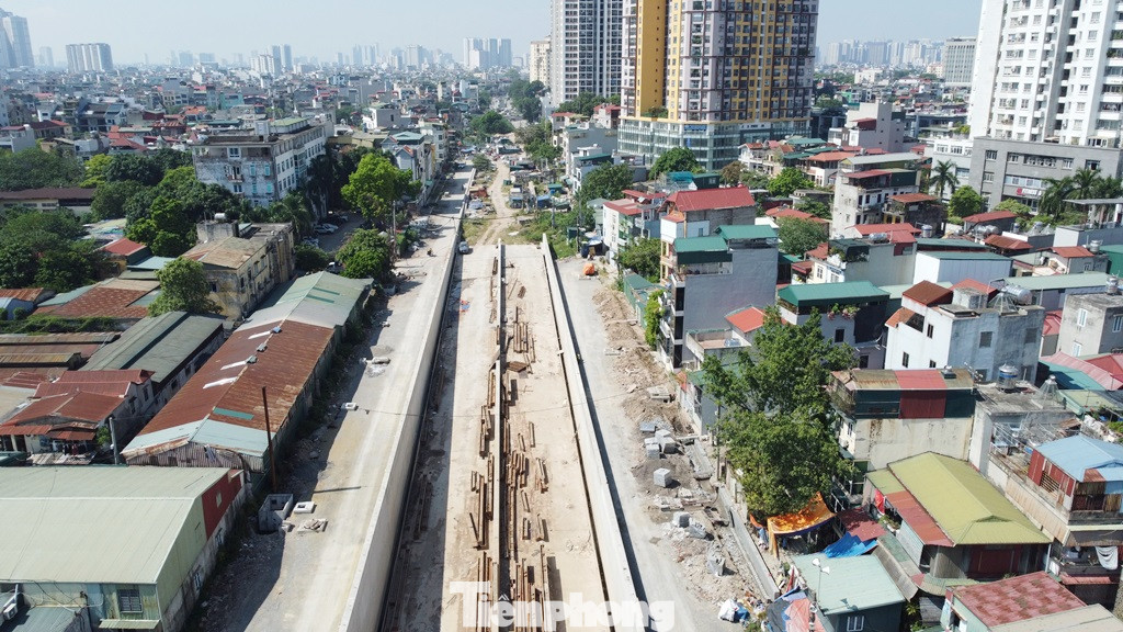 Đường dẫn lên xuống hầm phía Định Công cũng cơ bản xây dựng xong.