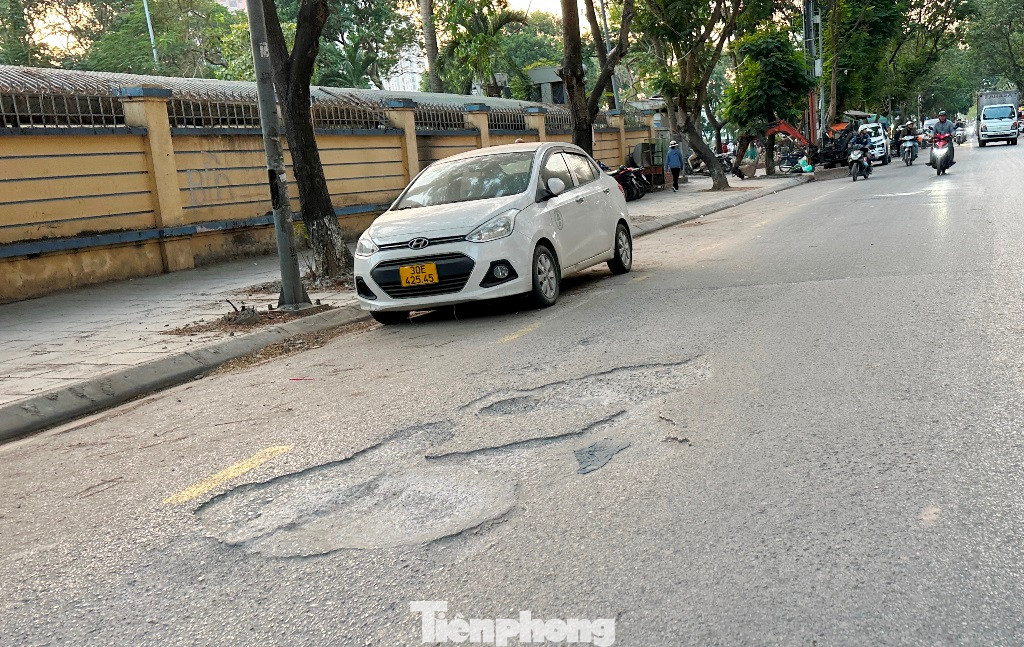 Tại quận Hoàng Mai, có 5 tuyến phố được sửa chữa, cải tạo lần này, gồm: Giải Phóng, Đại Từ, Lương Khánh Thiện, Nguyễn Đức Cảnh, Nguyễn An Ninh. Ảnh: hiện trạng đường Nguyễn Đức Cảnh hư hỏng.