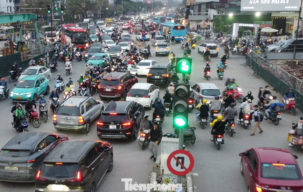 Tuy nhiên, theo khảo sát và ghi nhận của PV Tiền Phong, ngoài nguyên nhân trên thì nguyên nhân chính đang dẫn đến ùn tắc như nêm tại đây những ngày qua là hệ thống đèn tín hiệu điều tiết phương tiện qua lại nút bị lỗi, các pha đèn điều tiết không thống nhất, dẫn đến xung đột giao thông. Tuy nhiên, theo khảo sát và ghi nhận của PV Tiền Phong, ngoài nguyên nhân trên thì nguyên nhân chính đang dẫn đến ùn tắc như nêm tại đây những ngày qua là hệ thống đèn tín hiệu điều tiết phương tiện qua lại nút bị lỗi, các pha đèn điều tiết không thống nhất, dẫn đến xung đột giao thông.