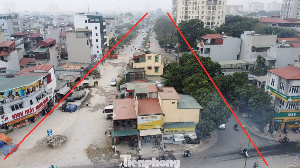 Tại phạm vi dự án Vành đai 2,5 phía Định Công (đường lên xuống hầm phía Tây) mặt bằng chưa giải phóng xong, hiện nhiều nhà dân vẫn đang nằm trên phạm vi dự án.