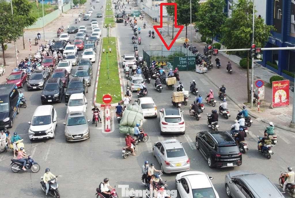 Nguyên nhân ùn tắc là do hướng Nguyễn Trãi đi Tố Hữu và hướng Trần Phú đi Tố Hữu có 3 làn xe, nhưng hàng rào công trường thi công đang chiếm đến 2 làn khiến nhiều đoạn lòng đường bị thắt nút cổ chai.