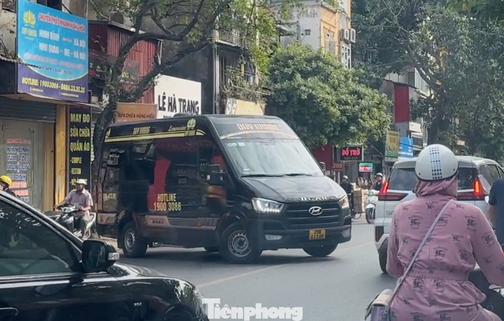 Mặc dù không được phép huy động xe đến dừng đỗ trên đường cũng như hoạt động vận tải nhưng thời gian qua văn phòng nhà xe này thường xuyên có xe hợp động loại limousine dừng đỗ gây ùn tắc giao thông. Thậm chí quay đầu ngay vị trí cấm (vạch liền), để đi ra hướng QL1. Việc này vừa vi phạm luật, vừa gây cản trở, ùn tắc giao thông. Mặc dù không được phép huy động xe đến dừng đỗ trên đường cũng như hoạt động vận tải nhưng thời gian qua văn phòng nhà xe này thường xuyên có xe hợp động loại limousine dừng đỗ gây ùn tắc giao thông. Thậm chí quay đầu ngay vị trí cấm (vạch liền), để đi ra hướng QL1. Việc này vừa vi phạm luật, vừa gây cản trở, ùn tắc giao thông.