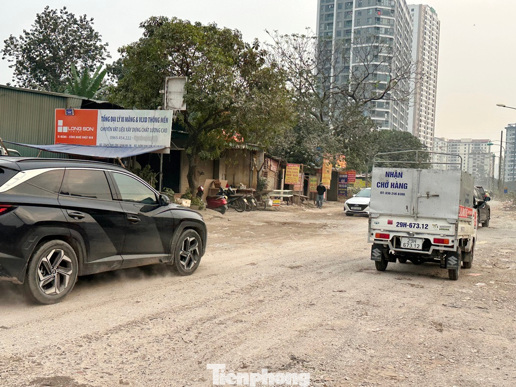 Là tuyến phố nằm ở trung tâm nội đô có chiều dài đến 1,5 km, mặt cắt rộng 4 làn xe, hàng ngày có nhiều phương tiện đi lại nhưng tuyến phố Nguyễn Cảnh Dị đoạn từ khu đô thị Đại Kim đến cầu Định Công (quận Hoàng Mai) đang là một trong những tuyến giao thông có mặt đường xấu, xuống cấp và bụi bặm nhất Hà Nội