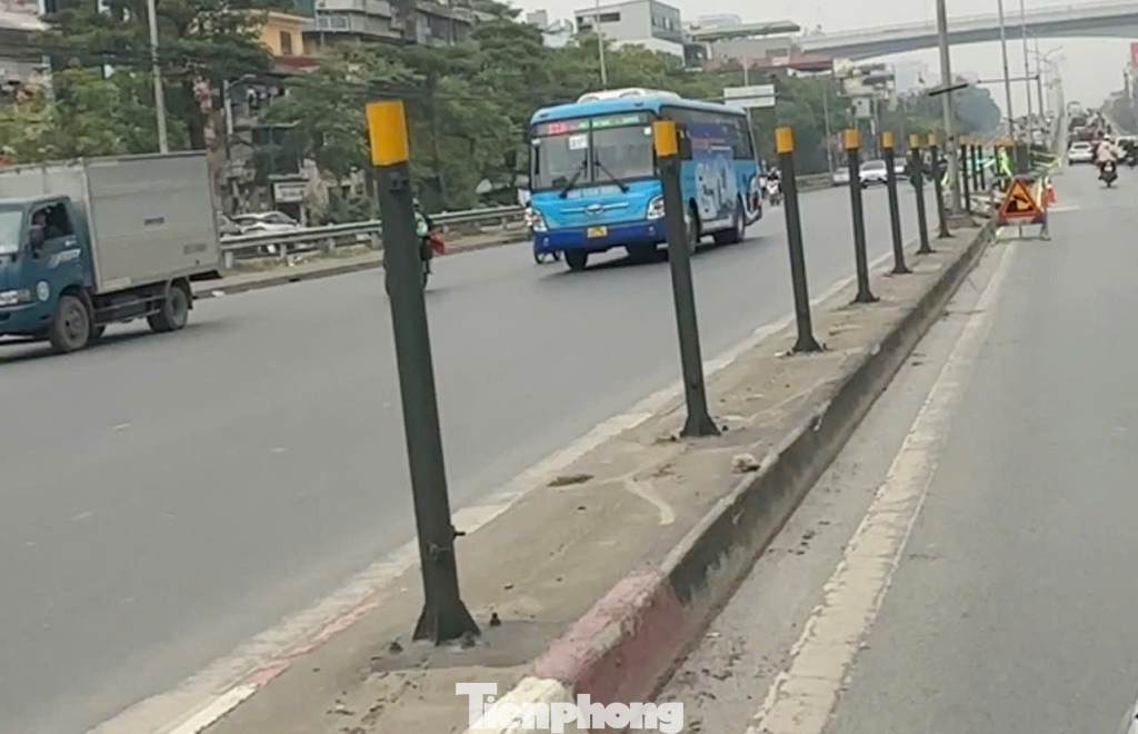 Ghi nhận của PV Tiền Phong trong sáng hôm qua và hôm nay (26/11), các tấm rào sắt bị hạ nhổ về đêm, sáng ra chỉ còn trơ lại cọc, sau đó cọc cũng được nhổ nốt trong ngày.