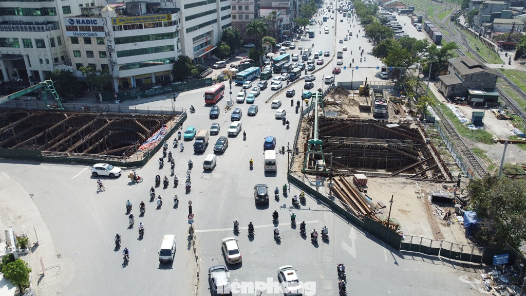 Công trường thi công hầm chui Vành đai 2,5 phía đường Giải Phóng và phố Kim Đồng.