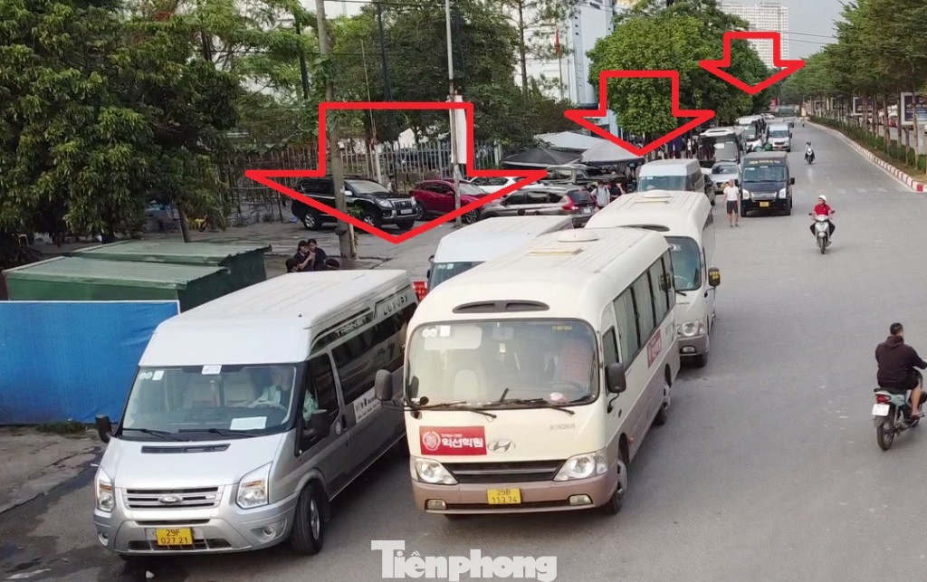 Suốt dọc chiều dài 2 bên tuyến phố này luôn có xe khách từ 9 đến 45 chỗ đỗ xếp hàng, thậm chí có đoạn xe khách nhiều đến nỗi các xe phải xếp hàng 2, hàng 3 để chờ khách và bốc dỡ hàng. Suốt dọc chiều dài 2 bên tuyến phố này luôn có xe khách từ 9 đến 45 chỗ đỗ xếp hàng, thậm chí có đoạn xe khách nhiều đến nỗi các xe phải xếp hàng 2, hàng 3 để chờ khách và bốc dỡ hàng.