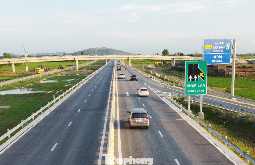 Tại dự án cao tốc Mai Sơn - QL45 đã hoàn thành và thông xe sớm nhất (30/4/23) nhưng đến nay đã hơn 1 năm trôi qua nhưng trạm dừng nghỉ, tiếp nhiên liệu vẫn chưa có.