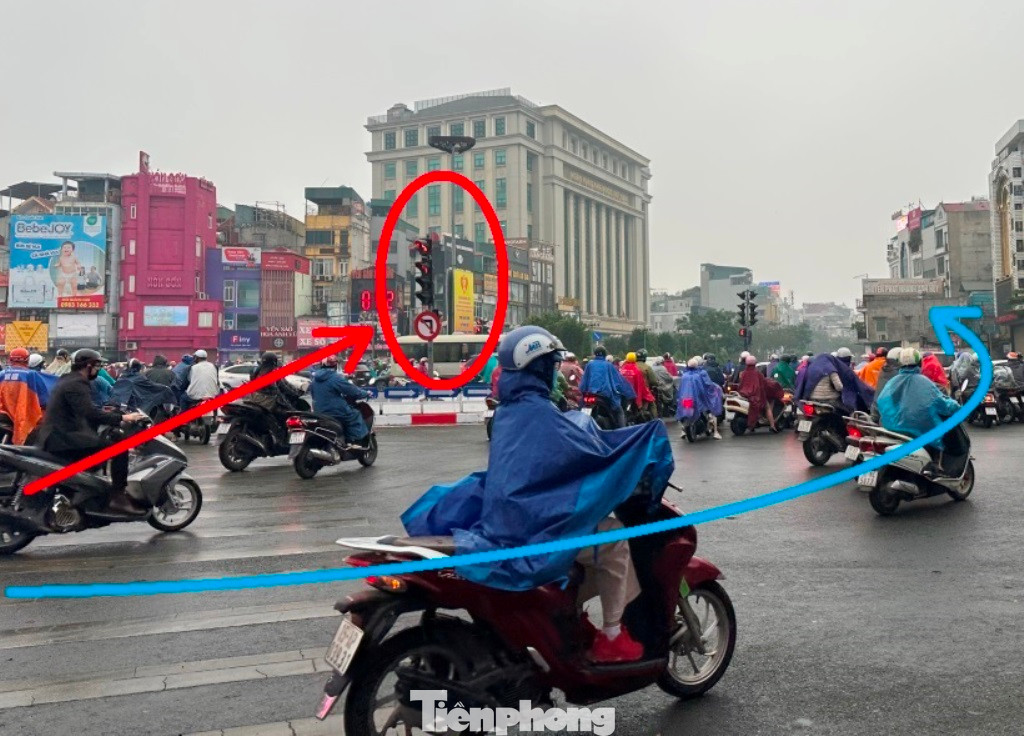 Giờ cao điểm hằng ngày ở chiều đường Ô Chợ Dừa - Xã Đàn, nhiều xe máy qua nút giao thay vì đi thẳng theo mũi tên đỏ và chờ đèn đỏ thì nhiều xe đã đi theo mũi tên xanh để sang đường Nguyễn Lương Bằng, sau đó đi ngược chiều để sang Xã Đàn hoặc sang đường Tôn Đức Thắng, Khâm Thiên. Giờ cao điểm hằng ngày ở chiều đường Ô Chợ Dừa - Xã Đàn, nhiều xe máy qua nút giao thay vì đi thẳng theo mũi tên đỏ và chờ đèn đỏ thì nhiều xe đã đi theo mũi tên xanh để sang đường Nguyễn Lương Bằng, sau đó đi ngược chiều để sang Xã Đàn hoặc sang đường Tôn Đức Thắng, Khâm Thiên.