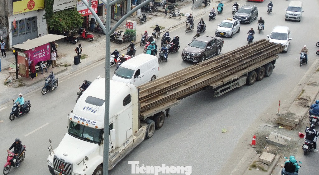 Sau khi đi ngược chiều, xe tải còn sang chiều đường đối diện của đường Giải Phóng và đi sâu vào phố cấm xe tải hoạt động vào ban ngày.