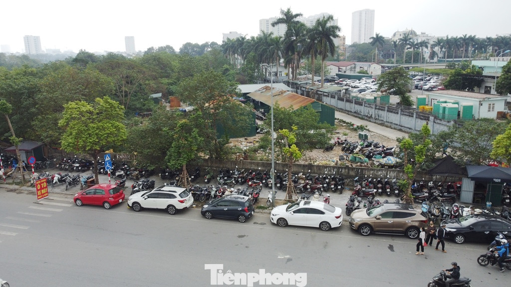 Bằng mắt thường cũng có thể thấy sự bất cập, vô lý của những bãi xe đang trưng các biển được cấp phép này.