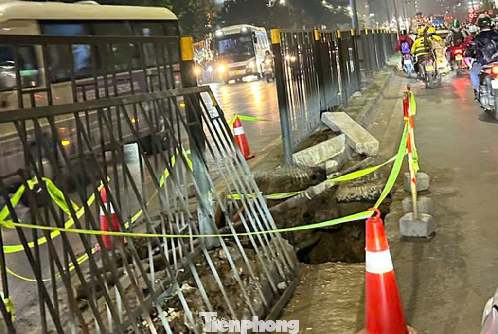 Về đêm đang là trở ngại, nguy cơ va chạm, tai nạn với người tham gia giao thông vì hàng rào không có đèn cảnh báo theo quy định.