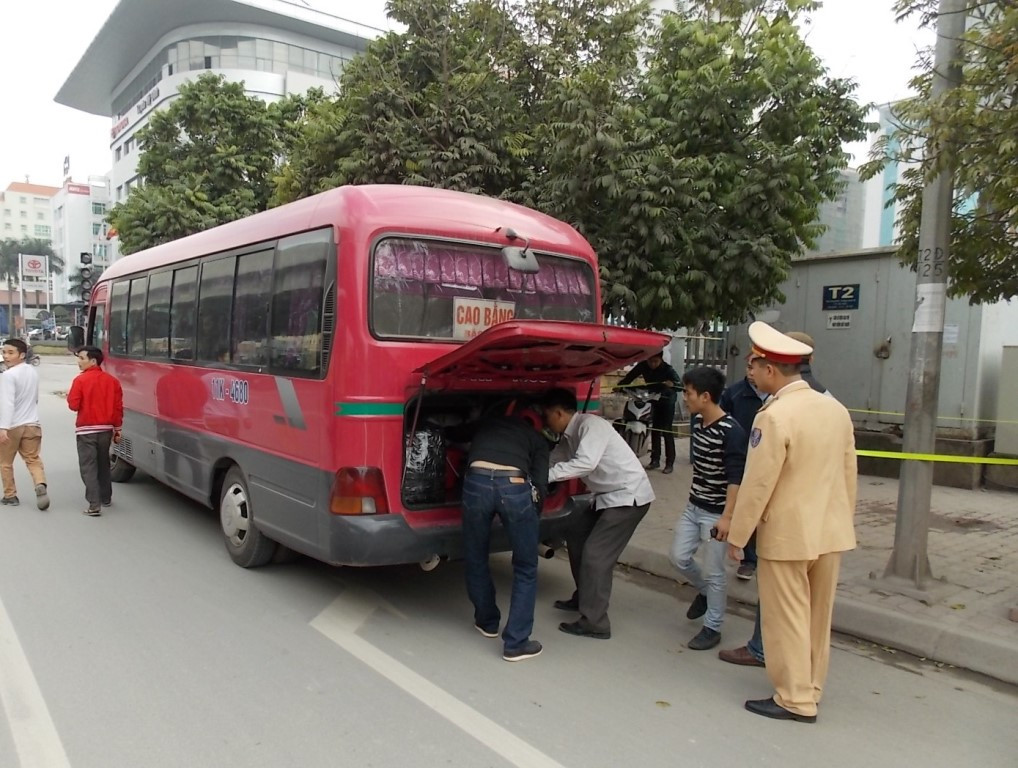 CSGT dừng và kiểm tra xe khách lưu thông tại khu vực các bến xe Hà Nội