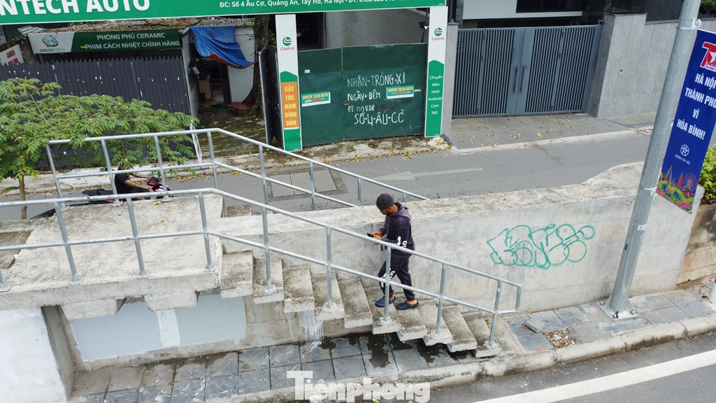 Tuy là đê bê tông nhưng thiết kế vẫn đảm bảo chống lũ sông Hồng ở mức báo động 3 (mức cao nhất), cùng với đó hai bên thành tường chắn vẫn được bố trí các cầu lên xuống, các cửa khẩu để người dân sinh sống ngoài đê tiếp cận đường Âu Cơ.