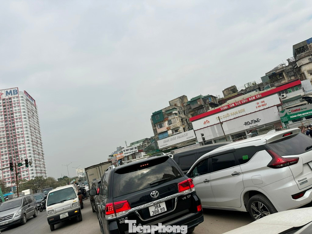 Các dòng xe bị ùn tắc, gần như đứng yên tại nút giao Giải Phóng - Kim Đồng trưa nay.