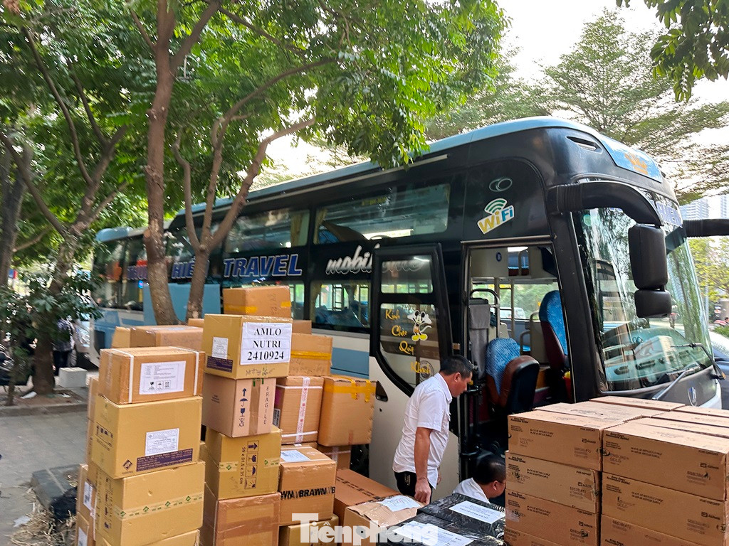 Tại số 80 là nhà xe Thuận Hiền thường xuyên dừng đỗ và đón trả khách trên đường. Trong khi đó, trên vỉa hè trở thành điểm tập kết hàng hóa. Tại số 80 là nhà xe Thuận Hiền thường xuyên dừng đỗ và đón trả khách trên đường. Trong khi đó, trên vỉa hè trở thành điểm tập kết hàng hóa.