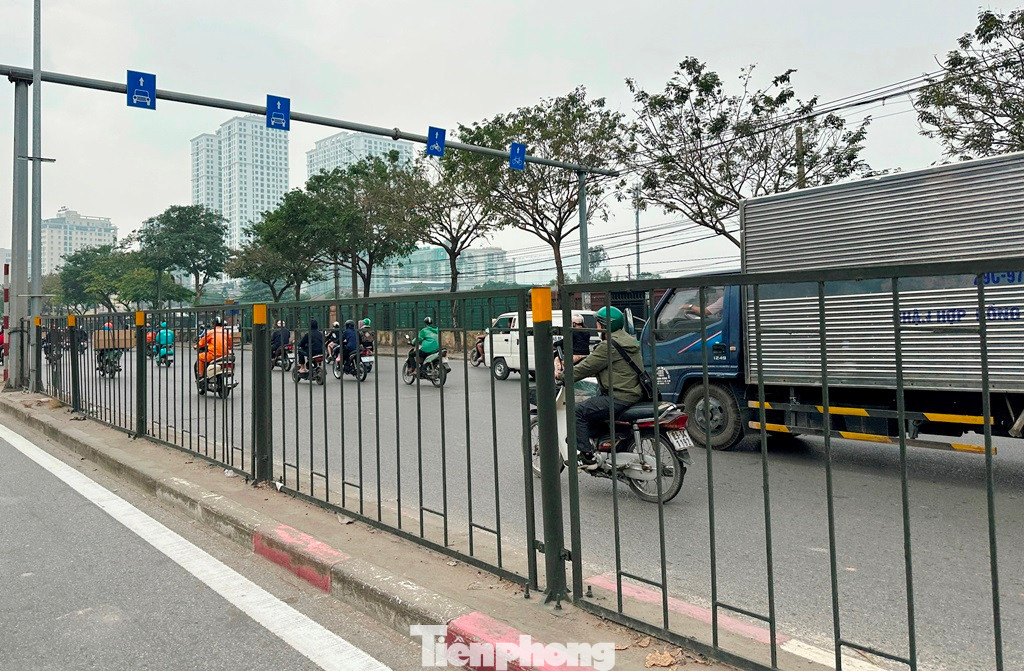 Đường Giải Phóng đang là một trong những tuyến đường rộng (8 làn xe) có hạ tầng đồng bộ, trong đó có hàng rào sắt ở dải phân cách giữa đã dựng nhiều năm nay vừa ngăn người băng qua đường, vừa tạo cảnh quan.