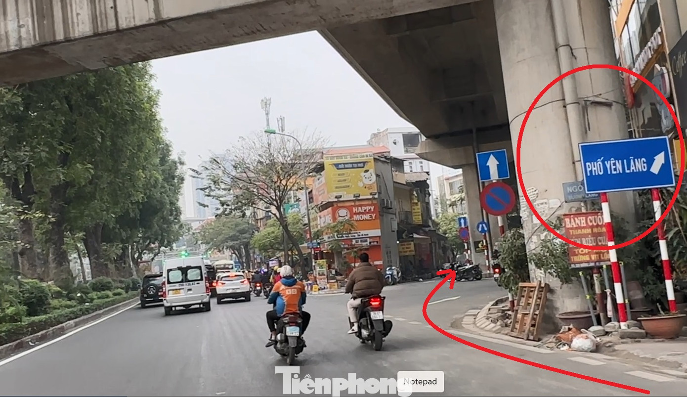 Mục tiêu của tuyến đường (mũi tên đỏ) giúp cho các dòng ô tô, xe máy đi từ Láng sang trục phố Yên Lãng - Hoàng Cầu không phải qua nút Láng - Yên Lãng, nhằm giảm ùn tắc giao thông tại nút giao này. Mục tiêu của tuyến đường (mũi tên đỏ) giúp cho các dòng ô tô, xe máy đi từ Láng sang trục phố Yên Lãng - Hoàng Cầu không phải qua nút Láng - Yên Lãng, nhằm giảm ùn tắc giao thông tại nút giao này.