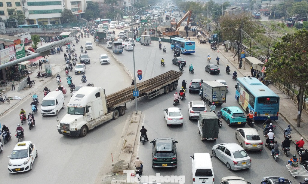 Thời điểm 10h30, PV Tiền Phong còn ghi nhận, một xe tải chở vật liệu xây dựng xuất phát từ công trường và đi ngược chiều trên đường Giải Phóng, cắt mặt nhiều phương tiện khác, gây ùn ứ giao thông. Xe tải này sau đó được xác định có BKS: 15C-05813