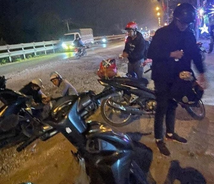 Xe máy cũng bị hư hỏng, phải dắt lên vỉa hè chờ người đến sửa chữa.