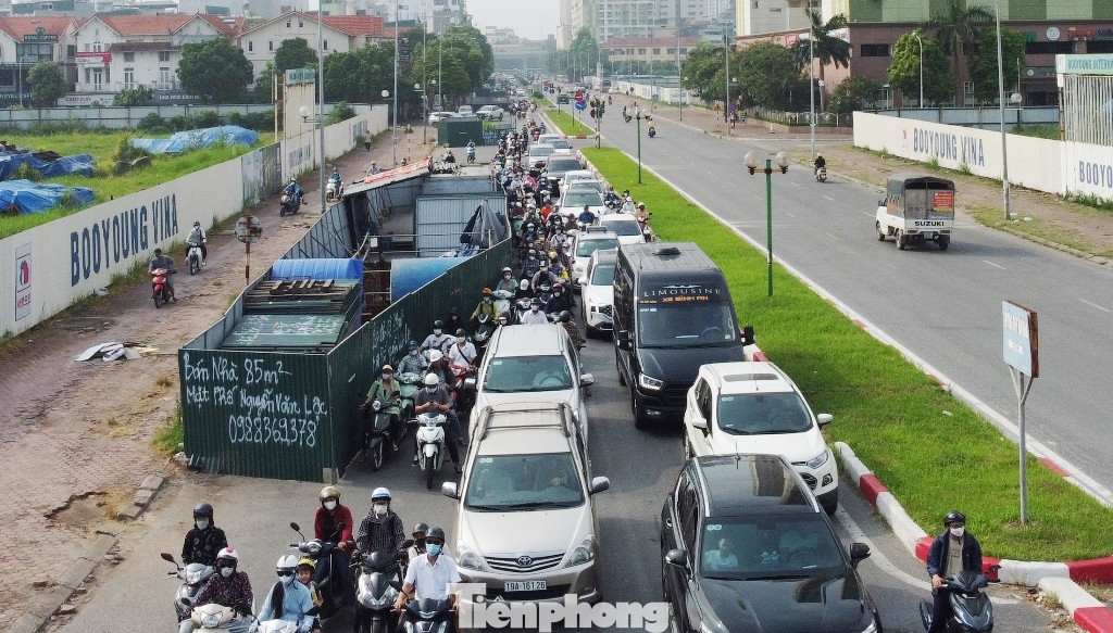Trên tuyến phố Vũ Trọng Khánh, có hơn 10 công trường hàng rào mọc lên trong nhiều năm qua. Các công trường thường vắng bóng công nhân và máy móc thi công. Đây cũng là các "điểm" gây ùn tắc giao thông. Trên tuyến phố Vũ Trọng Khánh, có hơn 10 công trường hàng rào mọc lên trong nhiều năm qua. Các công trường thường vắng bóng công nhân và máy móc thi công. Đây cũng là các "điểm" gây ùn tắc giao thông.